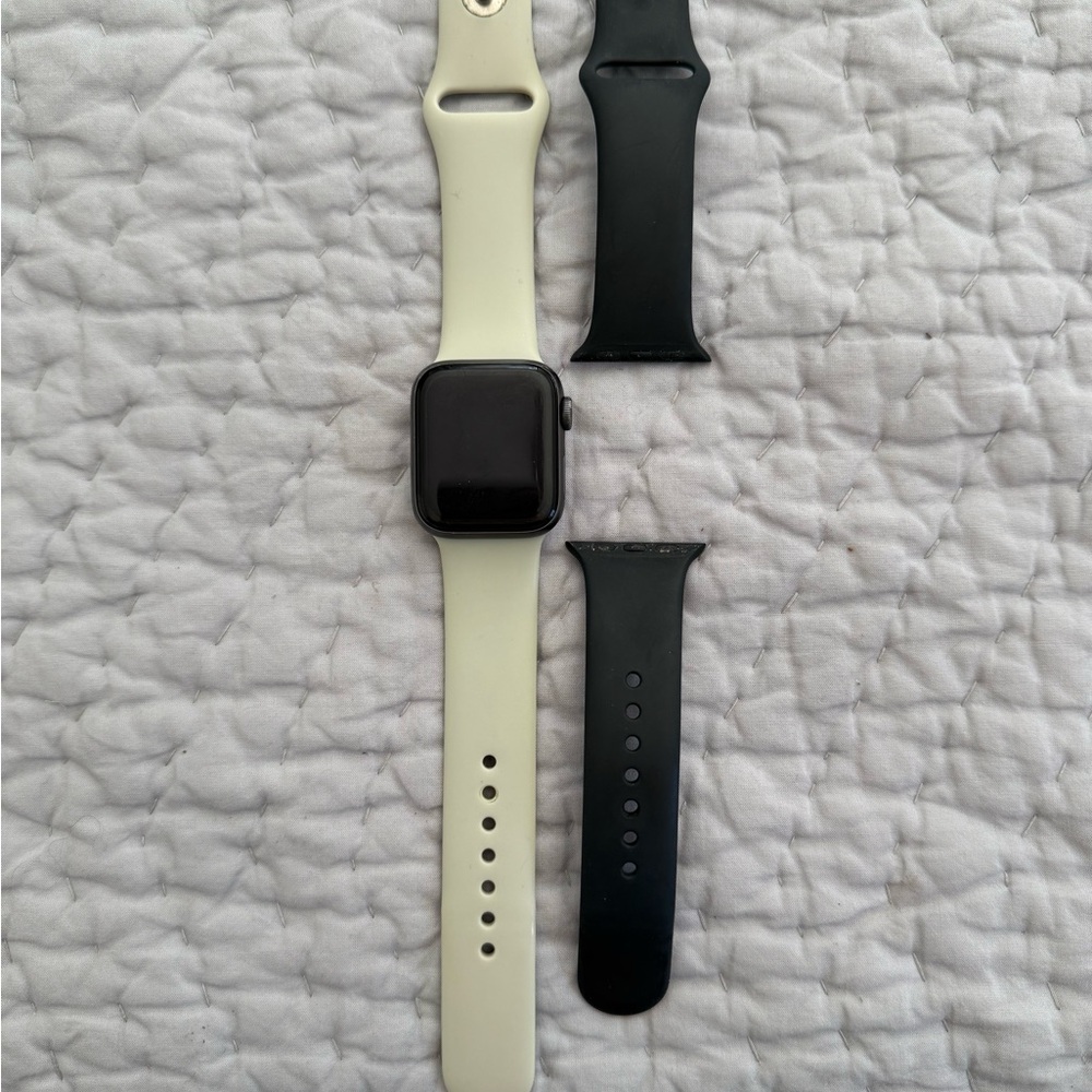 Apple Watch Series 4: black and beige rubber bands